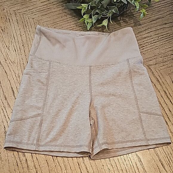 High rise  workout shorts size S with extendable pockets NWOT never worn - Picture 1 of 8